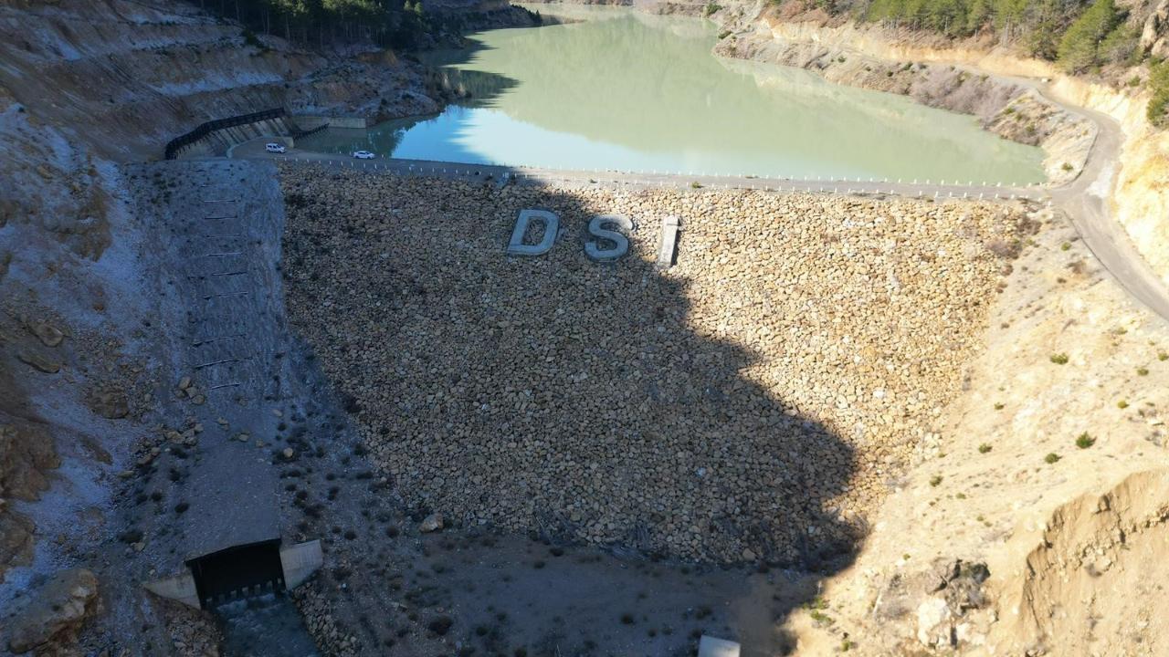 Sultandağı’nda Heyelan Paniği: Baraj Taştı, Toprak Kaydı