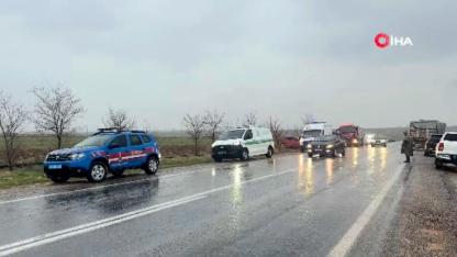 Tır ile otomobil çarpıştı: 2 ölü,2 yaralı