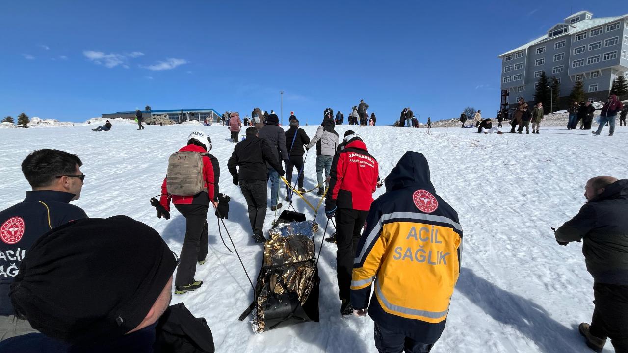 Uludağ'da kızak faciası: Dereye uçan tatilciyi JAK kurtardı