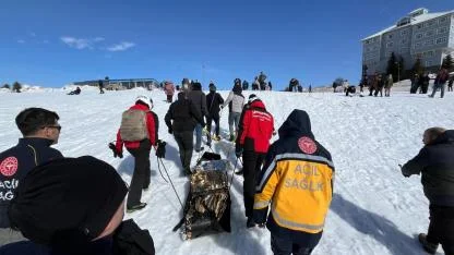 Uludağ'da kızak faciası: Dereye uçan tatilciyi JAK kurtardı