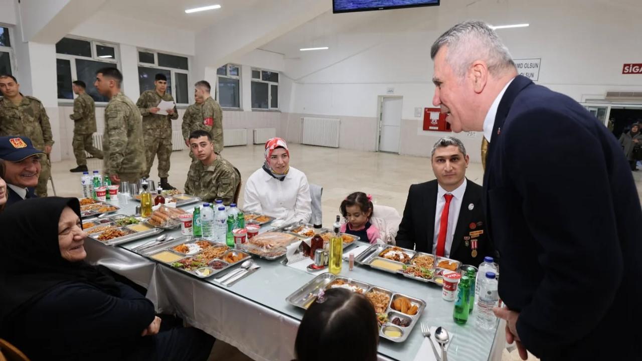 Vali Vekili Sezgin Mehmetçik İle İftar Yaptı