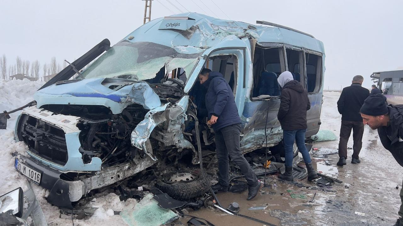 Yüksekova’da halk otobüsü ile minibüs çarpıştı: 3’ü ağır 18 yaralı