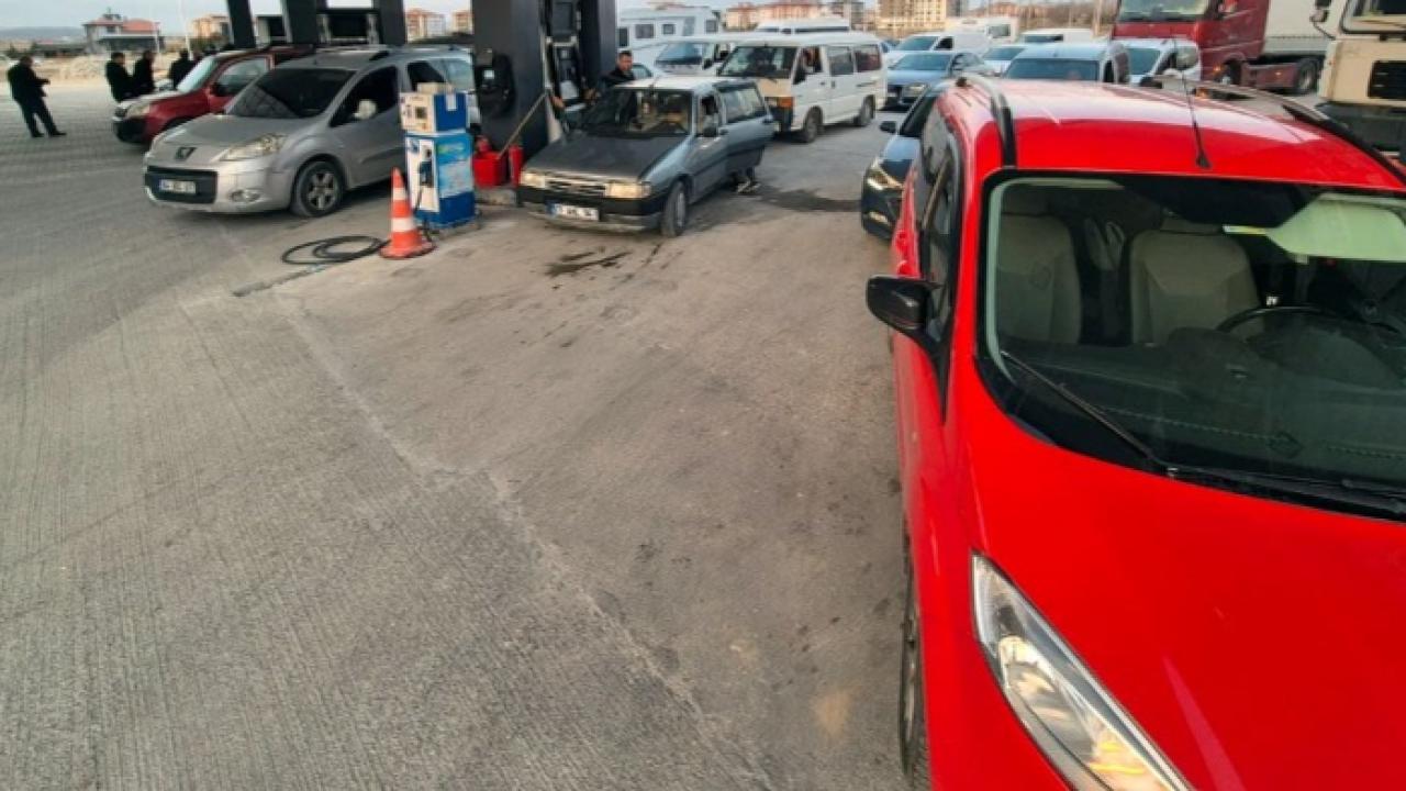 Afyon’da Akaryakıt İstasyonları Önünde Uzun Kuyruklar Oluştu!