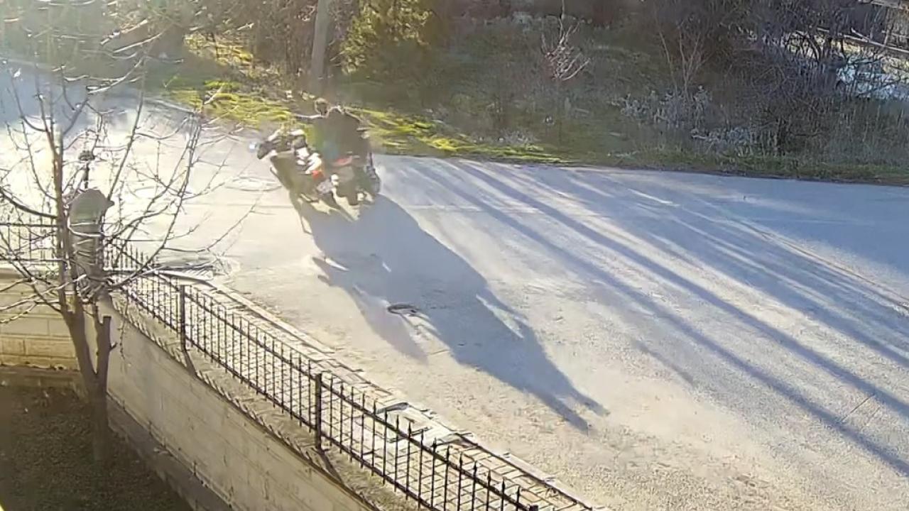 Afyon’da akıl almaz motosiklet kazası! Çift şeritli yolda nasıl çarpıştılar?