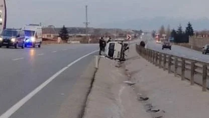 Afyonda Araç Refüje Devrildi: Çok Sayıda Yaralı Var