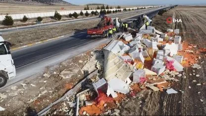 Afyon’da Havuç Yüklü Tır Devrildi, Tonlarca Havuç Ziyan Oldu