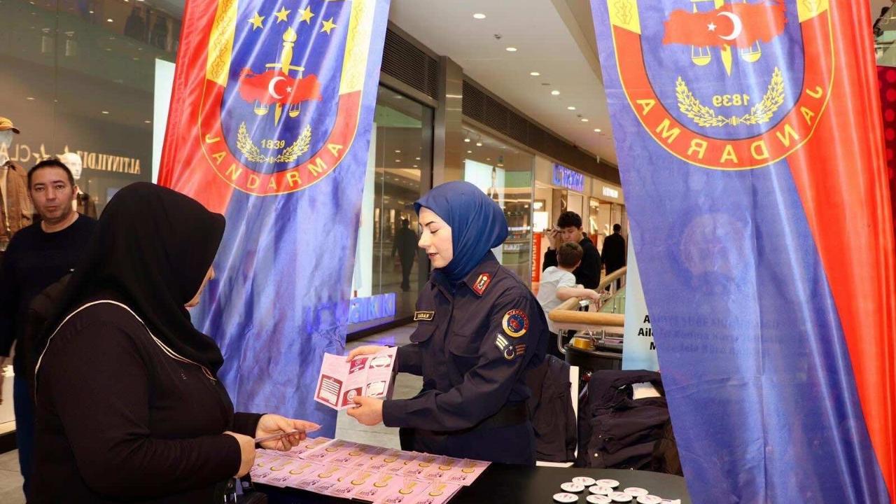 Afyon’da Jandarmadan 8 Mart Farkındalığı Kadınlara KADES Anlatıldı