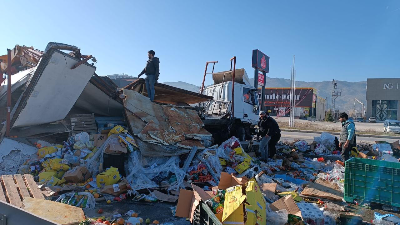 Afyonkarahisar-İzmir Karayolunda Kamyon Kazası: Trafik Bir Süre Aksadı