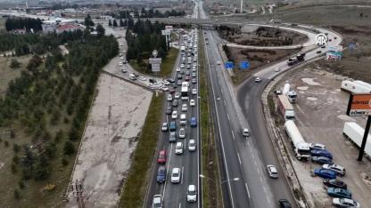 Afyonkarahisar’da Bayram Dönüşü Trafiği Yoğunlaştı: Uzun Araç Kuyrukları Havadan Görüntülendi