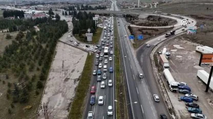 Afyonkarahisar’da Bayram Dönüşü Trafiği Yoğunlaştı: Uzun Araç Kuyrukları Havadan Görüntülendi