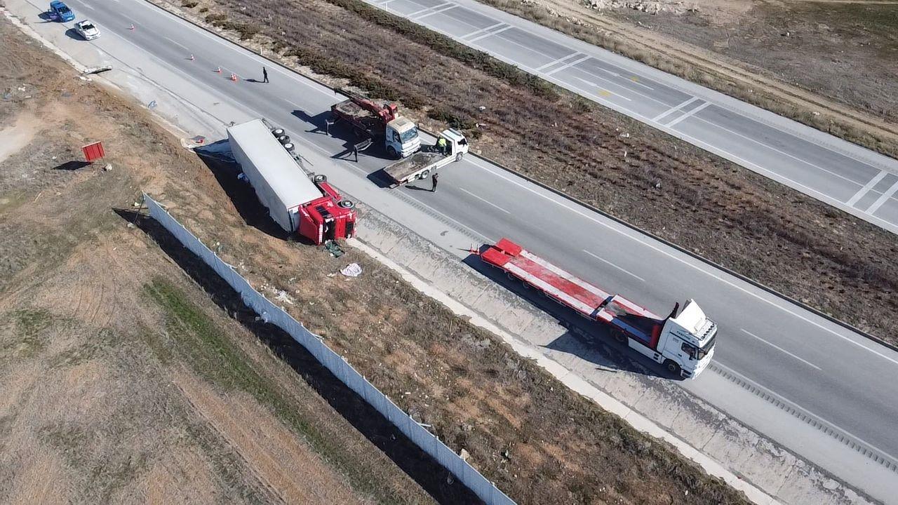 Afyonkarahisar’da Hırdavat Yüklü Tır Devrildi