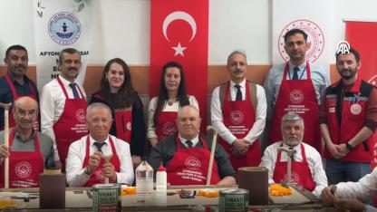 Afyonkarahisar’da Kıbrıs Gazileri Baston Yapımını Öğreniyor