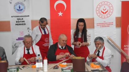 Afyonkarahisar’da Kıbrıs Gazileri Baston Yapımını Öğreniyor