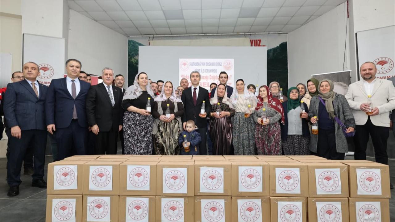 Afyonkarahisar'da kiraz üreticilerine tuzak dağıtıldı