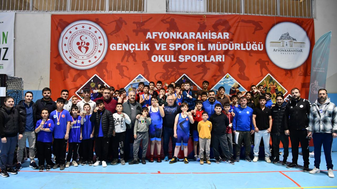 Afyonkarahisar’da Küçükler Güreş Müsabakaları Tamamlandı