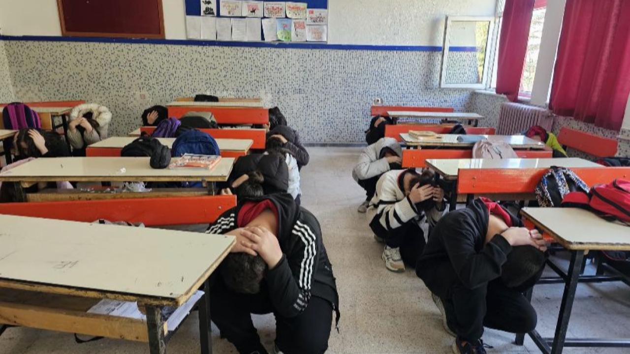 Afyonkarahisar'da Öğrencilere Uygulamalı Deprem Eğitimi Ve Tahliye Tatbikatı