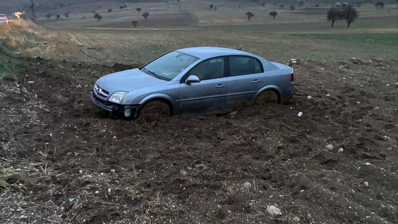 Afyonkarahisar’da Otomobil Şarampole Uçtu! 3 Kişi Yaralandı