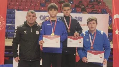 Afyonkarahisarlı güreşçiler Niğde’den madalyalarla döndü