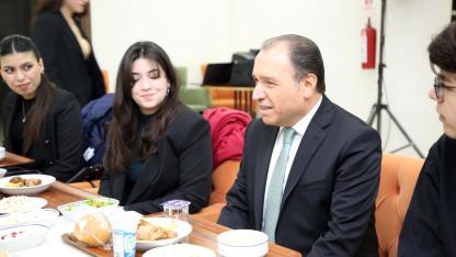 AKÜ’de Geleneksel İftar: Rektör Karakaş Öğrencilerle Buluştu