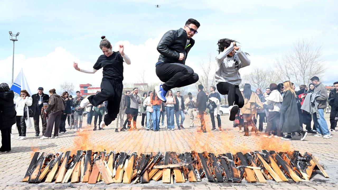 AKÜ’de Nevruz Şöleni: Ateşten Atladılar, Tarihi Yaşattılar!