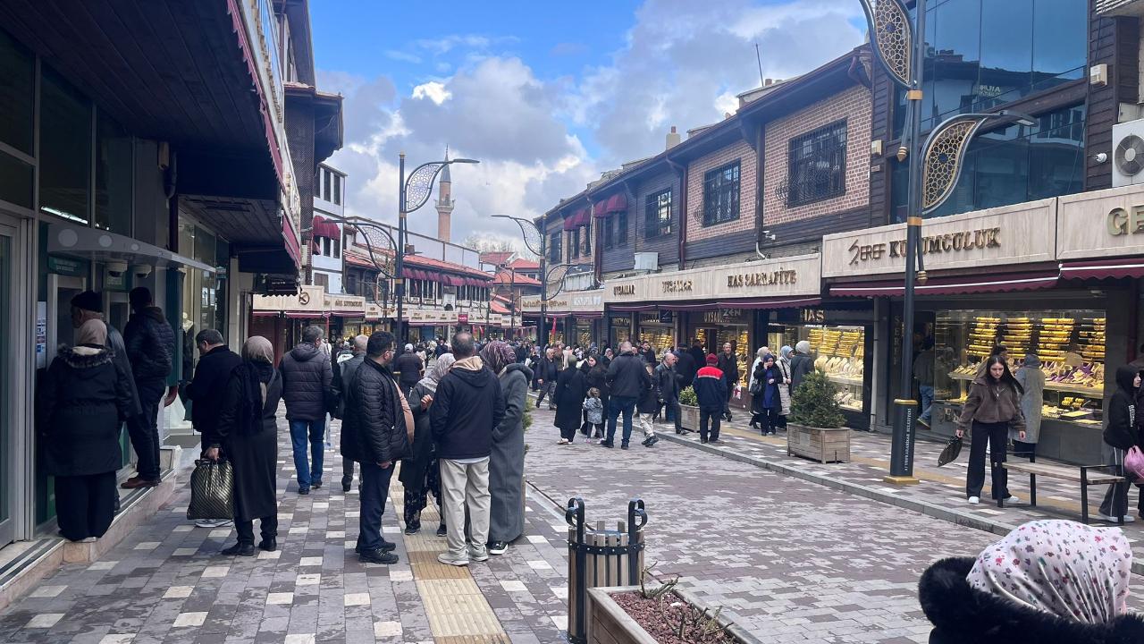 Altın Fiyatları Geriledi, Afyonkarahisar’da Kuyumcular Hareketlendi