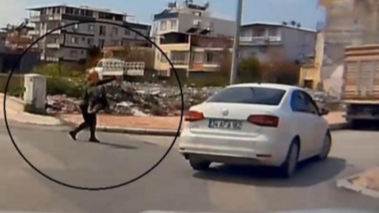 Azılı Hırsız, Kadının Boynundaki Kolyeyi Çalarak Kaçtı!