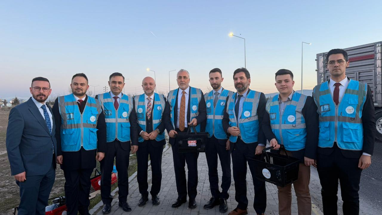 Bakan Işıkhan AK Gençlik İle Yoldaki Vatandaşlara İftarlık Dağıttı