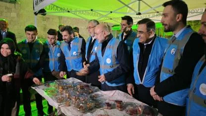 Bakan Işıkhan Türbe Camii’nde Vatandaşlara Lokma Dağıttı