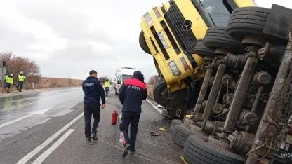 Balık Yemi Yüklü Tır Afyonkarahisar’da Devrildi!