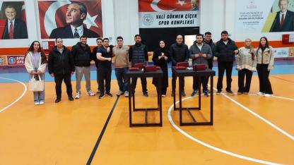 Bilek Güreşinde Kazanan Alışveriş Çekini Kaptı