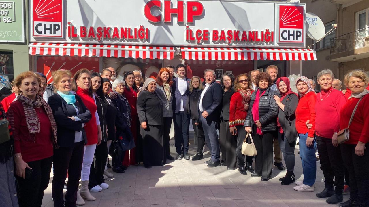 CHP’li Nazlıoğlu Afyonkarahisar’da Yeni Üyelere Rozet Taktı