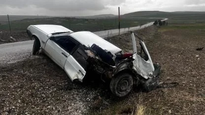 Çobanlar’da Feci Kaza: Otomobil İkiye Ayrıldı, Sürücü Yaralandı