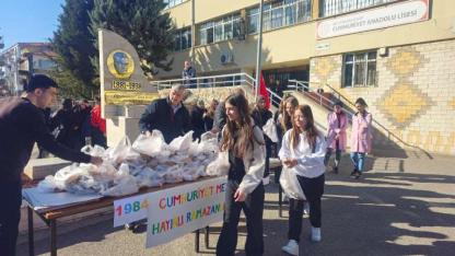 Cumhuriyet Lisesi Mezunlarından Öğrencilere Ramazan Pidesi İkramı