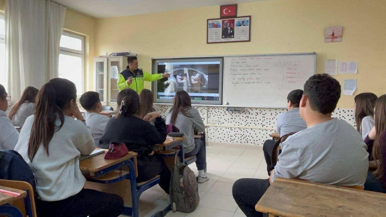 Dört İlçede Eş Zamanlı Eğitimlerle 722 kişi Jandarma’dan Trafik Eğitimi Aldı