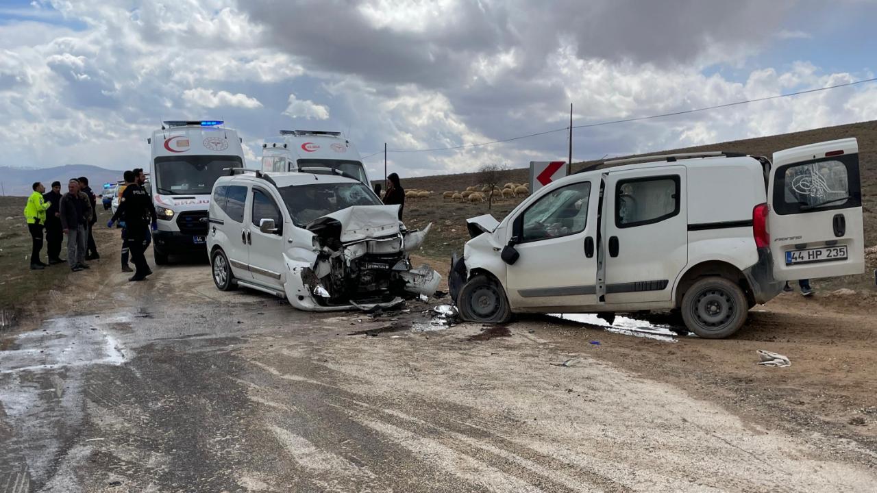 İki Araç Kafa Kafaya Çarpıştı: 4 Yaralı