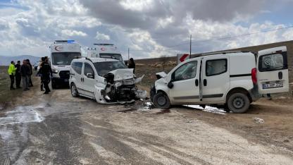 İki Araç Kafa Kafaya Çarpıştı: 4 Yaralı