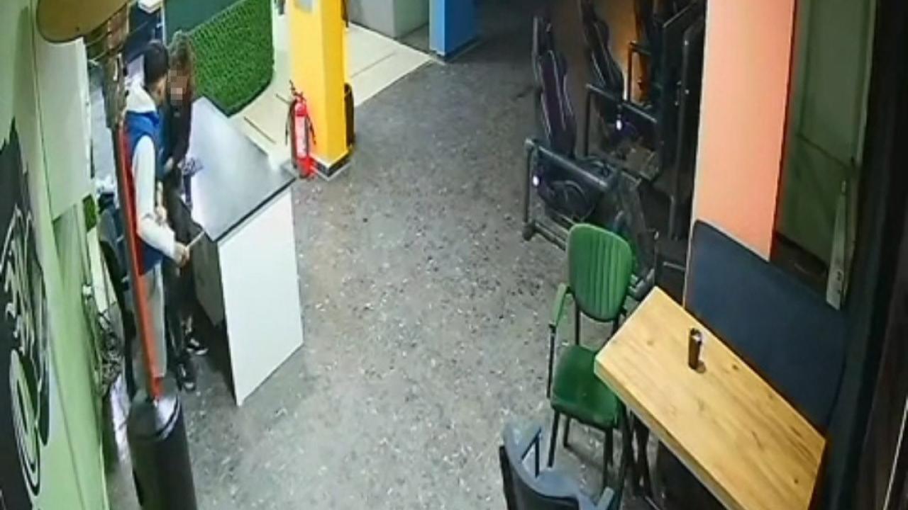 İnternet Kafede Bıçaklı Kavga: 17 Yaşındaki Genç 3 Yerinden Bıçaklandı