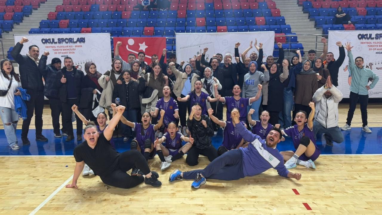 Işıklar Ortaokulu’ndan Tarihi Zafer: Türkiye Şampiyonu Oldular