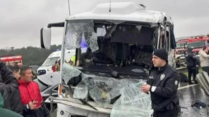 İstanbul’da Zincirleme Kazada “Mucize”! Kalbi Duran Polis Hayata Döndürüldü