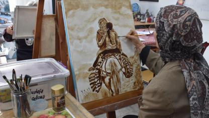 Kahvenin Hatırı Bu Kez Tuvallerde! Halk Eğitim Kursiyerleri Tuvalleri Kahveyle Boyadı