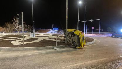 Kontrolden çıkan ticari taksi orta refüje devrildi