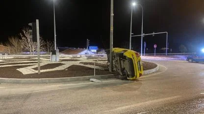 Kontrolden çıkan ticari taksi orta refüje devrildi