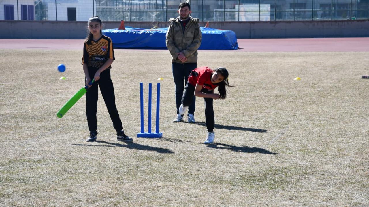 Küçük Kızlar Kriket Müsabakaları Tamamlandı