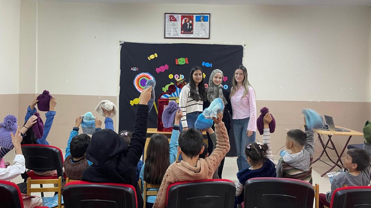 Öğrencilerin elinden çıkan bereler minik öğrencilere ulaştı