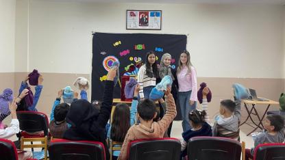 Öğrencilerin elinden çıkan bereler minik öğrencilere ulaştı