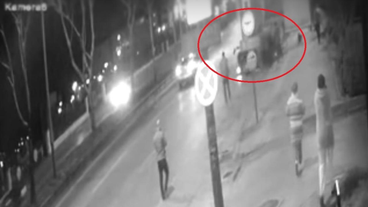 Otomobil Tırın Altına Girdi, İkiye Bölünen Araçtan Kurtuldu