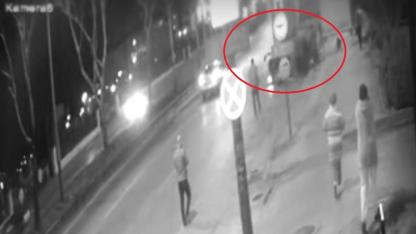 Otomobil Tırın Altına Girdi, İkiye Bölünen Araçtan Kurtuldu