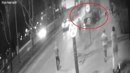 Otomobil Tırın Altına Girdi, İkiye Bölünen Araçtan Kurtuldu