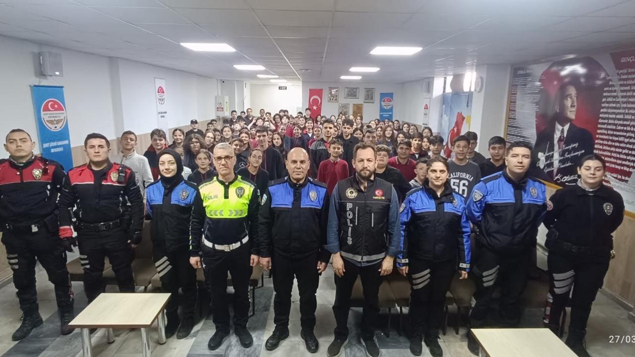 Polis Ağabey ve Ablalar Öğrencileri Bilgilendirdi