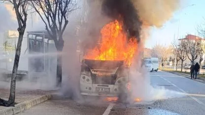 Fatih'te Minibüs Alevlere Teslim Oldu